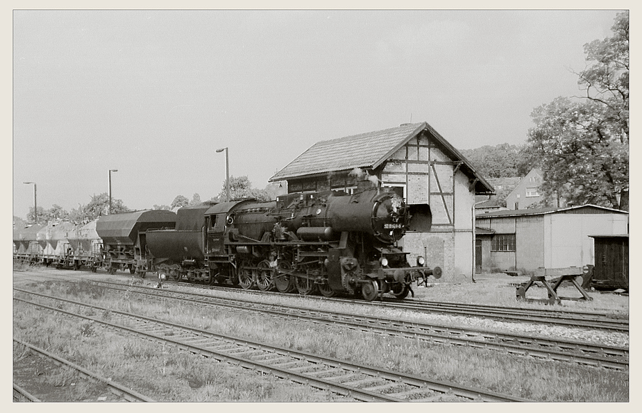 Einfahrt der 52 8149 in Elsterwerda-Biehla am Stellwerk W2. Aufnahme 1984