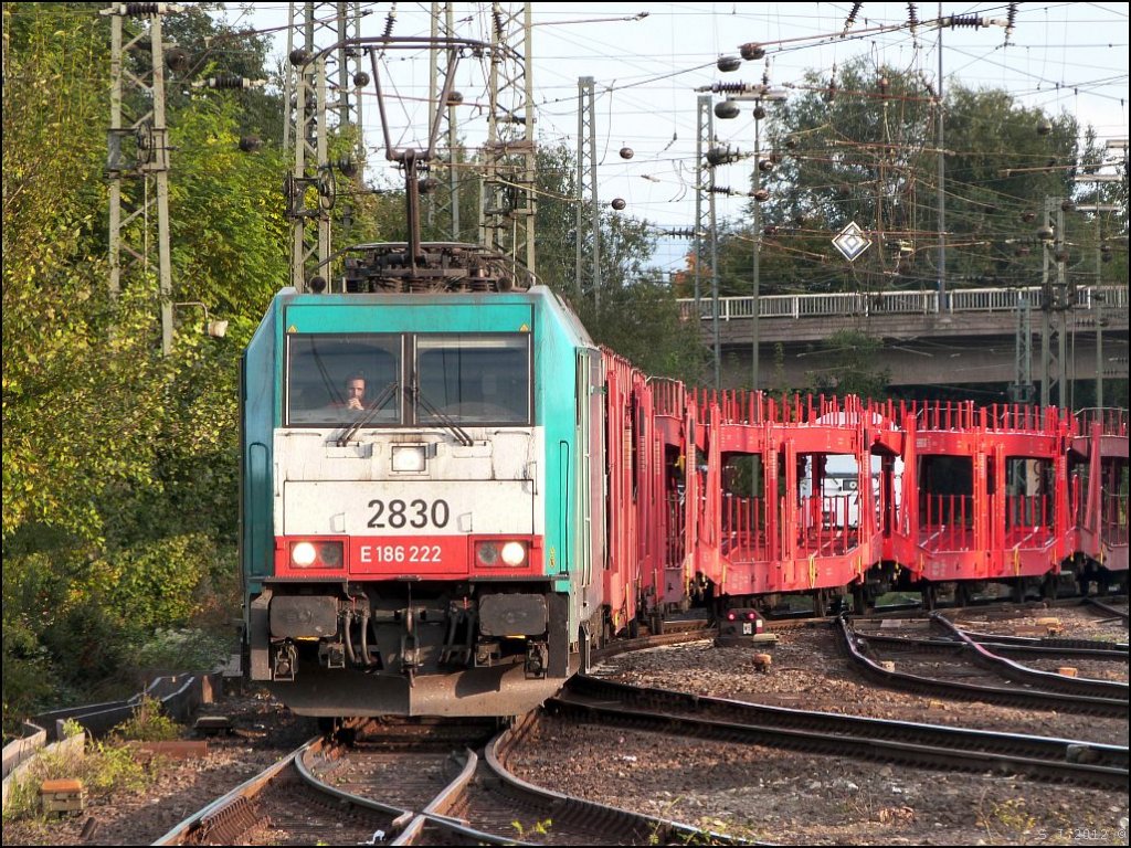 Einfahrt in Aachen West hat die 2830 (E-186) aus Belgien kommend mit einen leeren
Autotransportzug am Haken. September 2012.