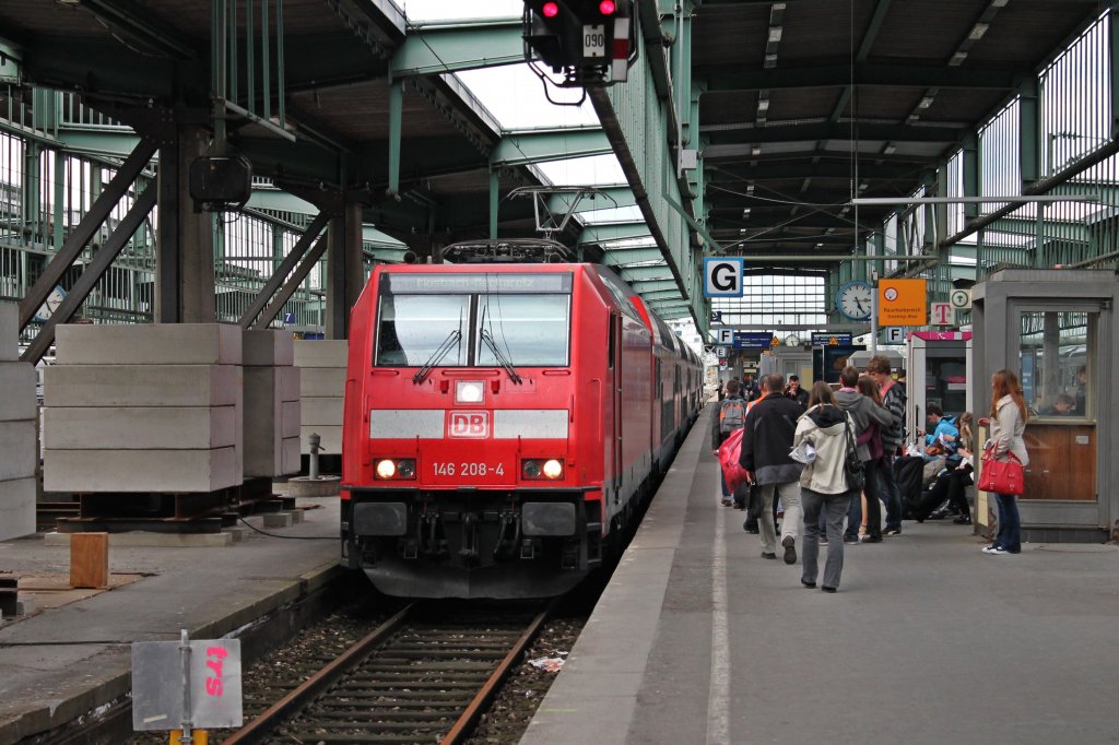 Einfahrt am 10.05.2013 eines RE von Ulm Hbf nach Mosbach-Neckarelz. Am Tag der Aufnahme zog 146 208-4 den Zug.