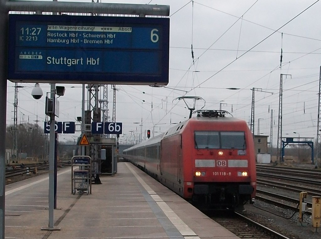 Einfahrt am 18.Januar 2011,IC 2213 Binz-Suttgart gezogen von 101 118 in Stralsund.