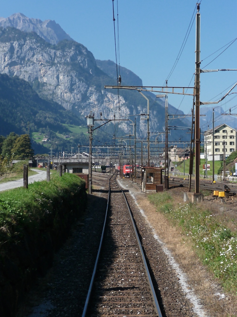 Einfahrt vom Anschlussgleis des Schotterwerks in den Bahnhof Erstfeld (1.10.2011) 