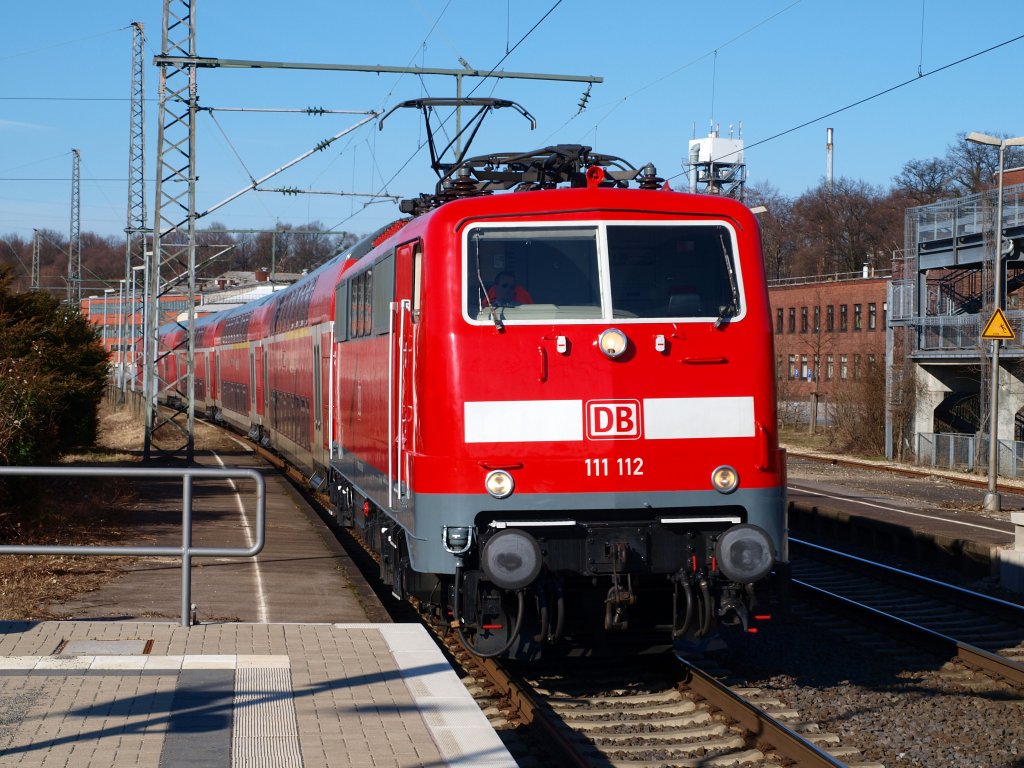 Einfahrt auf Gleis 2,der RE4 wird von 111 112 am 07.03.2010 in den Bahnhof Herzogenrath gezogen.