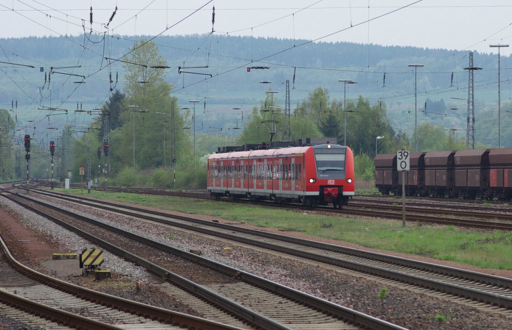 Einfahrt auf Gleis 3 hatte der Regional Express aus Kaiserslautern.
425 133 ist auf der Zielgeraden im Bahnhof von Merzig-Saar. Gleich ist Endstation und es wird wieder zurck nach Kaiserslautern gehen.
01.05.2013 - KBS 685 - Bahnstrecke 3230 Saarbrcken - Karthaus