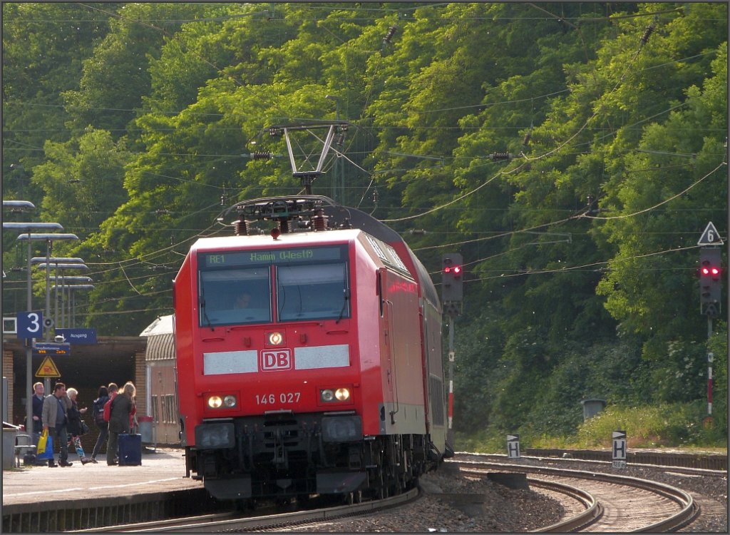 Einfahrt im Bahnhof von Eschweiler fr den RE 1 zur Weiterfahrt nach Hamm im
Juni 2012.