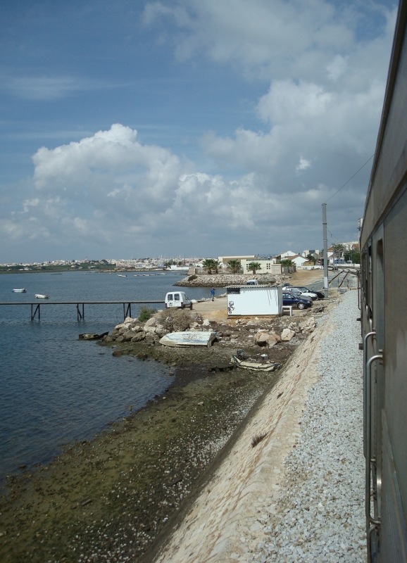 Einfahrt in den Bahnhof von Faro, an der Sdkste der Algarve. Die Strecke schlngelt sich um die Altstadt, immer am Hafen entlang. 23.9.2008