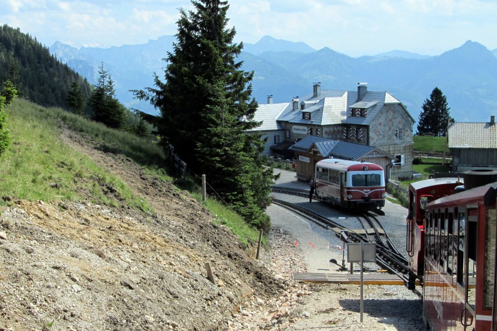 Einfahrt in den Bahnhof Schafbergalpe. Triebwagen VTZ 22 wartet auf die Ausfahrt zur Schafbergspitze ( 1732 m..M.) 4.Juli 2011