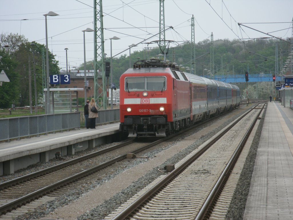 Einfahrt in Bergen/Rgen,am 11.Mai 2013,hatte der EC 379 Binz-Brno gezogen von 120 157.