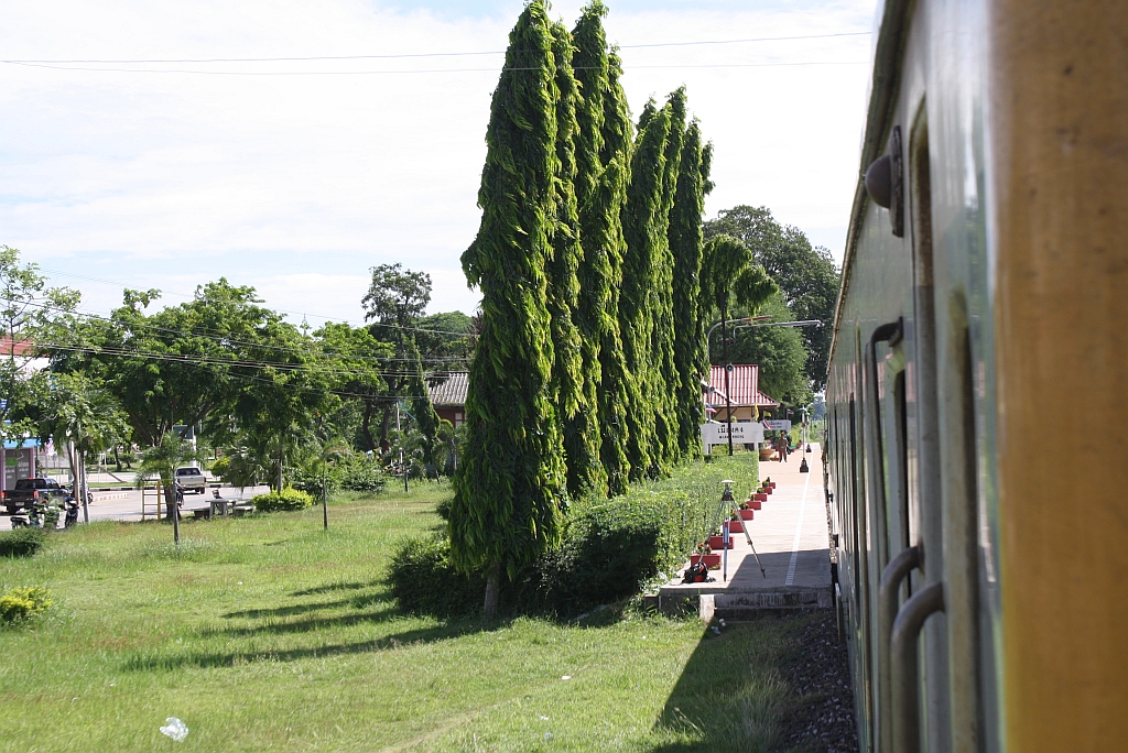Einfahrt in den Bf. Muang Khong in Richtung Bua Yai Jn. am 16.Juni 2011.