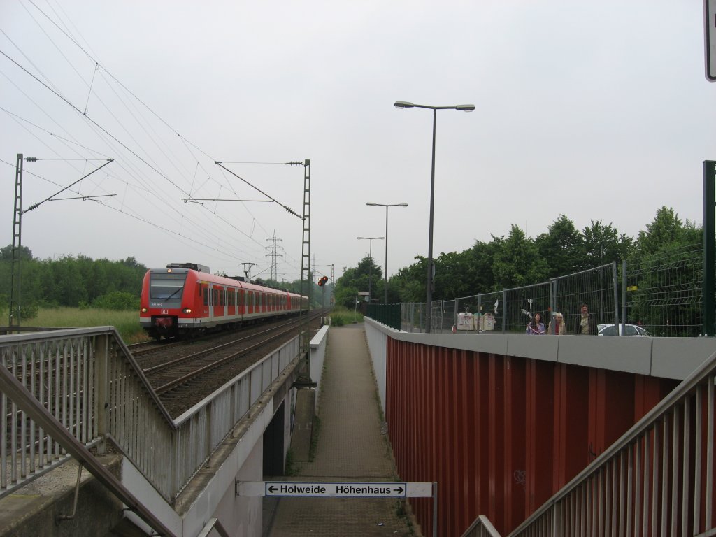 Einfahrt einer BR 423 doppel Ganitur als S11 Richtung Bergisch-Gladbach in den Haltepunkt Kln-Holweide am 12. Juni 2010.
