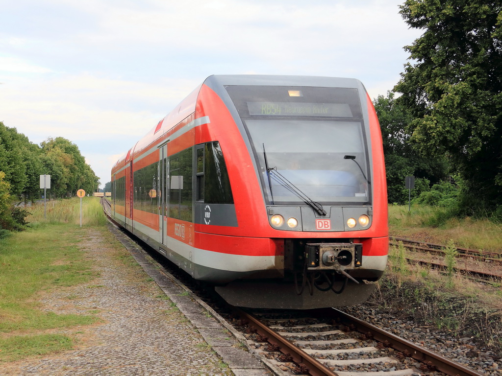 Einfahrt BR 646  mit den RB 54 (RB 28795) in den Bahnhof Rheinsberg (Mark) am 08.08.2012 um von dort wieder als RB 28794 nach Berlin Spandau zurckzukehren. 