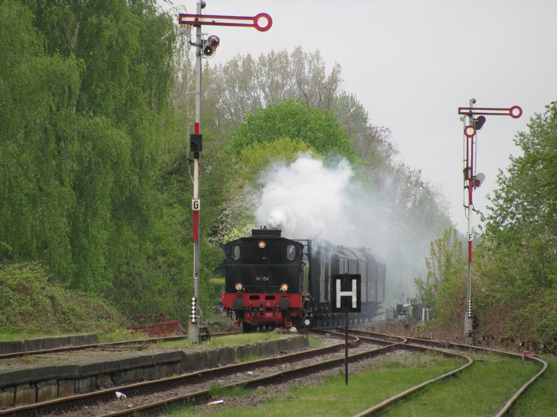 Einfahrt der BR 91 134 -DR- mit dem Sonderzug der MEF aus Hagenow kommend, anllich des Bahnhofsfest in Wittenburg [08.05.20109
