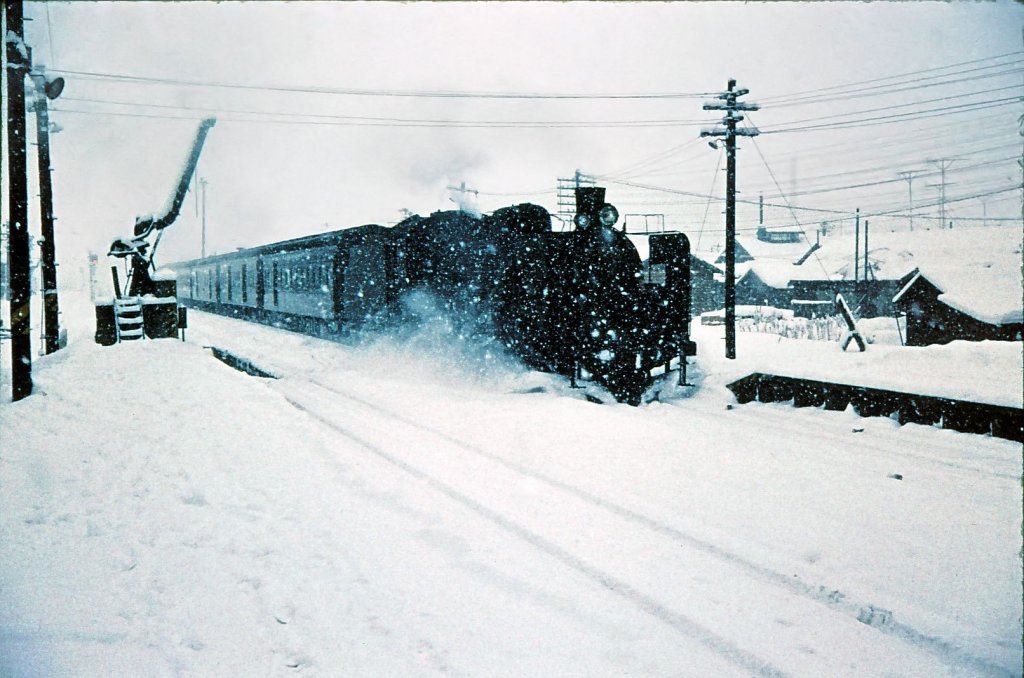 Einfahrt der C55 30 in die Station Horonobe im damals recht ärmlichen hohen Norden von Hokkaidô. 27.Dezember 1971.