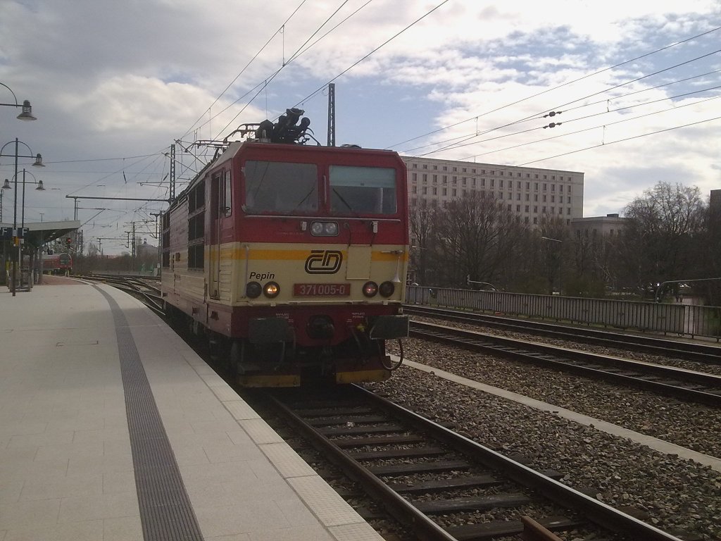 Einfahrt der CD 371 005 Cosenamen  Pepin .
Dresden HBF. 3.4.10