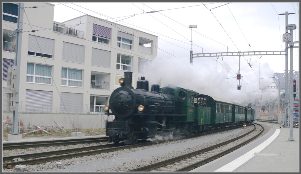 Einfahrt in Chur ohne Schall und Rauch, denn die neuen Wohnhuser stehen auch zu nah am Geleise. (24.01.2011)