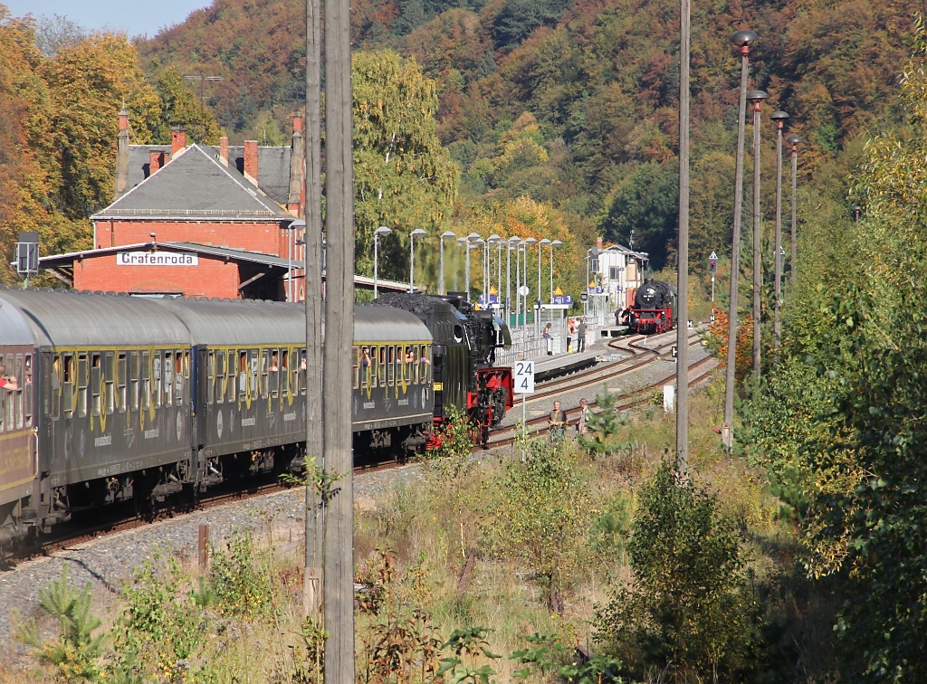 Einfahrt und darauf folgender Loktausch (von 03 1010 auf 42 096) in Grfenroda. Aufgenommen am 02.10.2011 im Rahmen der Sonderfahrt der Dampfmacher Bebra.