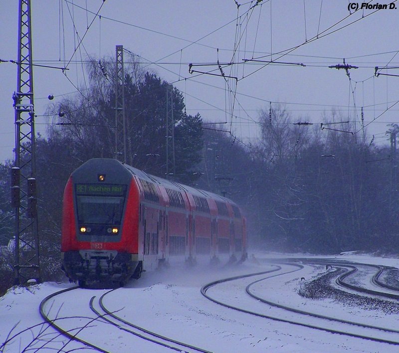 Einfahrt des 10122 NRW-Express der nach mehr 2 1/2 stndiger Fahrt nun Eschweiler Hbf erreicht. An der Spitze des Zuges ein 765.5 Steuerwagen.
Aufnahme 14.02.2010