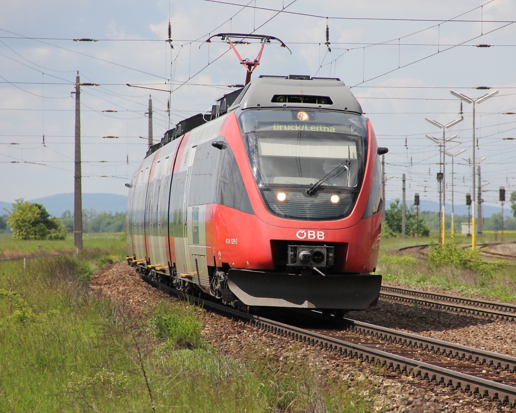 Einfahrt des 4124 029 mit dem Ziel Bruck an der Leitha nach Gramatneusiedl. Aufgenommen am 14.05.2013.