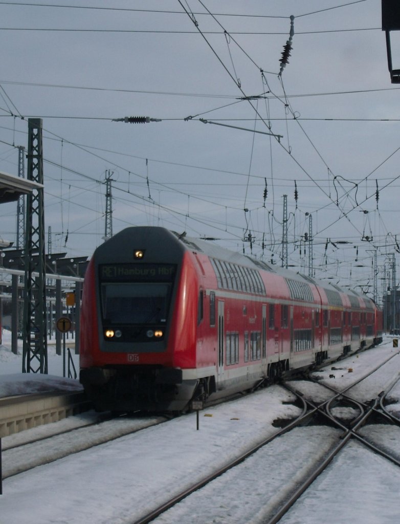 Einfahrt des Hanse- Express (RE 1 Hamburg- Rostock) in Rostock Hbf.
21.02.2010