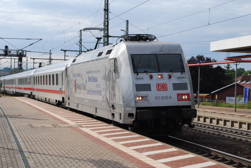 Einfahrt des IC 2151 in Eisenach von Dsseldorf Hbf nach Leipzig Hbf mit 101 028-9 (Sachsen-Anhalt) am 10.06.2012, Ankunft 17:56 Uhr.