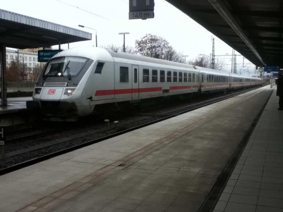 Einfahrt des IC 2430 am 05.Januar 2013 von Leipzig Hbf nach Oldenburg (Oldb) am Gleis 6 in Magdeburg Hbf. Nächster Halt ist Helmstedt.