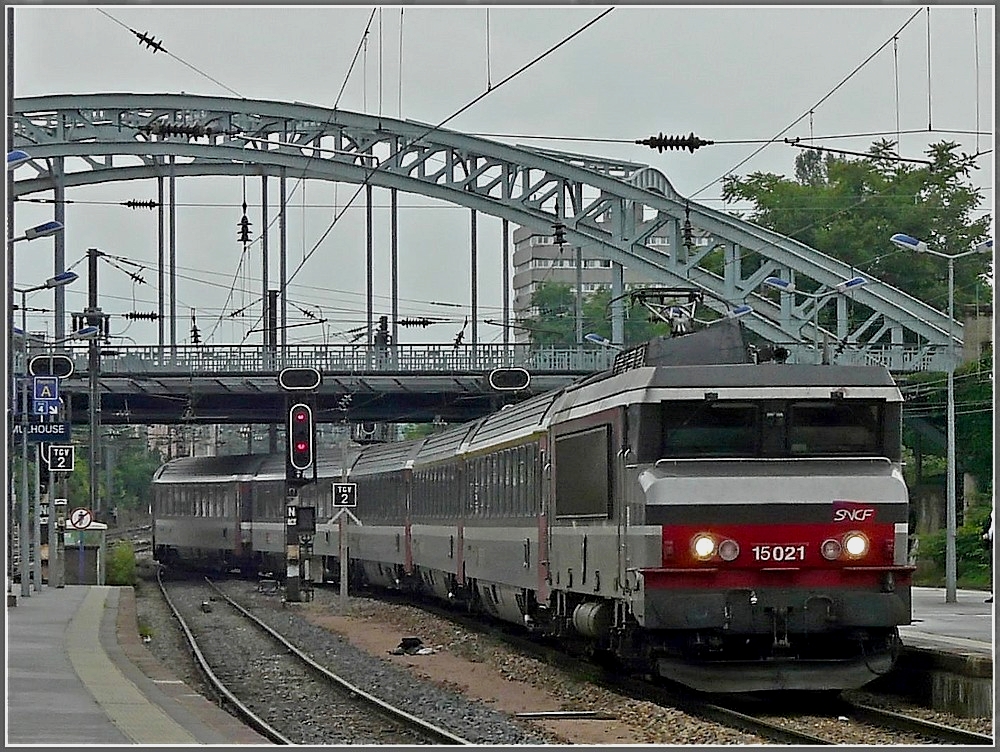 Einfahrt des IC 91  Vauban  am 19.06.10 in den Bahnhof von Mulhouse mit der  nez cass  BB 15021. (Jeanny) 