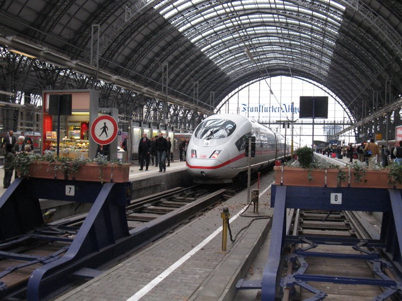 Einfahrt des ICE 3 im Frankfurter Haupbahnhof