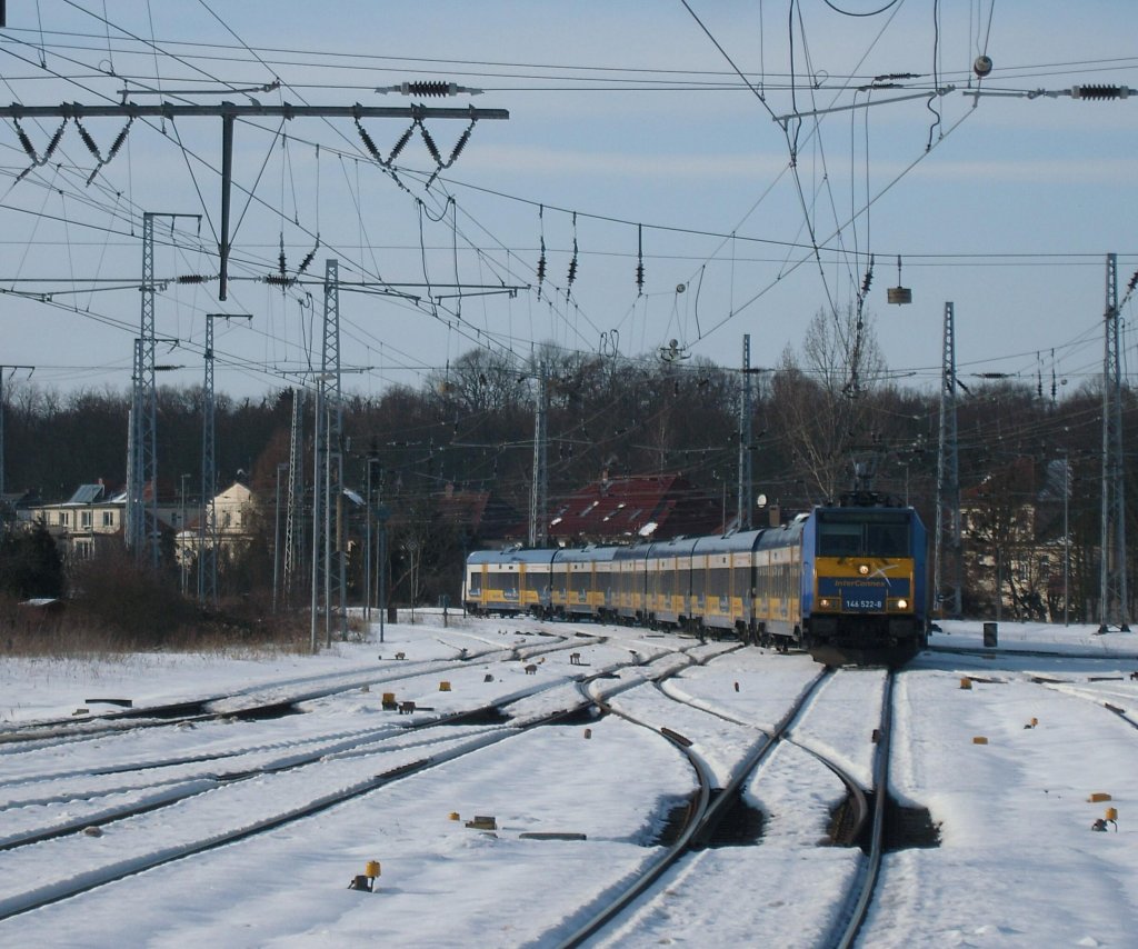 Einfahrt des Inter Connex auf Gleis 6 des Rostocker Hbf's. Er kommt aus Warnemnde und fhrt nach kurzem Aufenthalt in Richtung Berlin und Leipzig.
21.02.2010