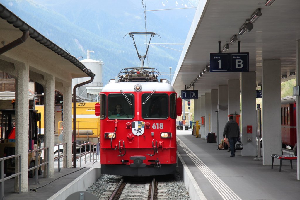 Einfahrt des Regio aus Pontresina mit Ge4/4 II 618  edelweiss 
auf Gleis 2 in Scuol-Tarasp.28.06.13