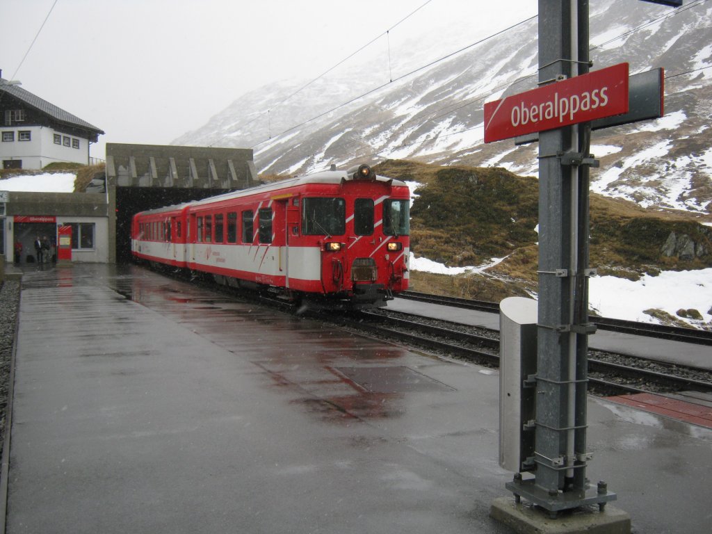 Einfahrt des Regios aus Disentis in Oberalppass (2048 m. . M.). Wegen Bauarbeiten zwischen Oberalppass und Andermatt verkehren Postautos. Der Zug im Bild wird in wenigen Minuten zurck nach Disentis fahren, mit nur 7 Fahrgsten (inkl. mir..), 08.11.2011.