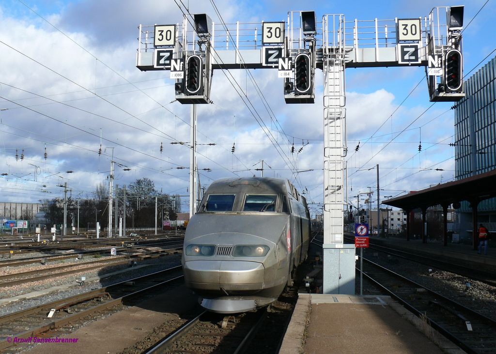 Einfahrt des SNCF TGV 553 unter der nrdlichen Ausfahrtssignalbrcke im Straburger Hauptbahnhof.


2012-12-30 Strasbourg Gare
