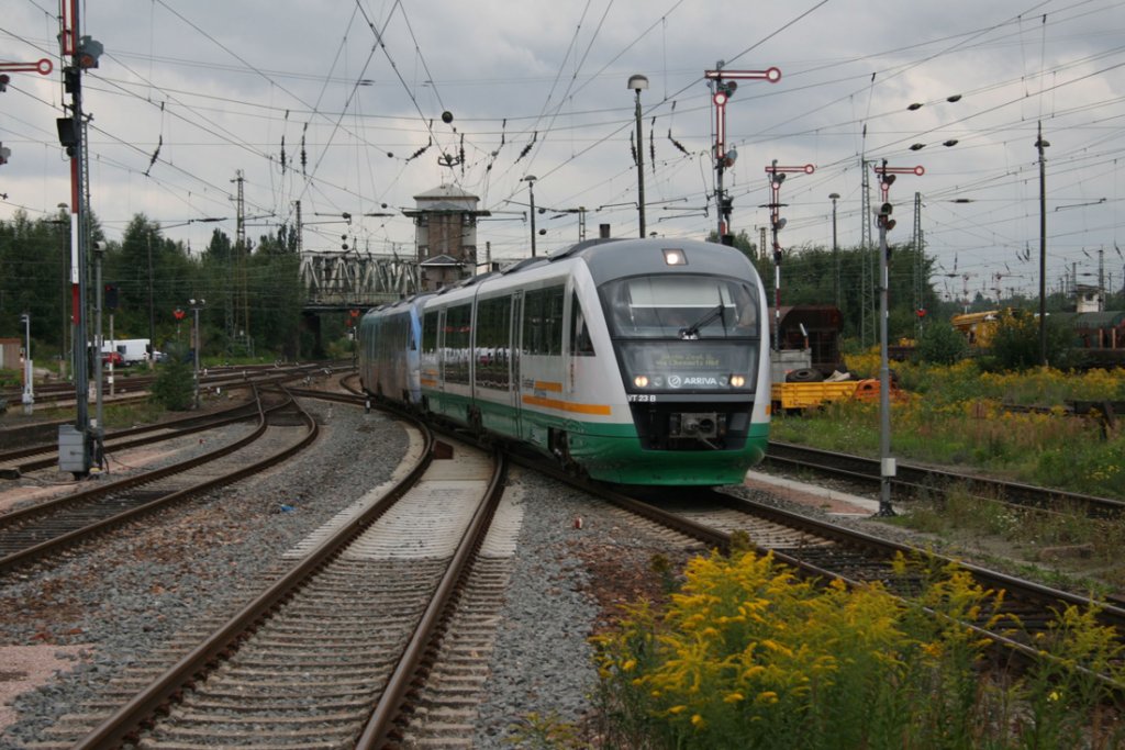 Einfahrt des Vogtlandexpress nach Berlin(Zoo) bestehend aus VT23 und VT06 in den Hauptbahnhof Zwickau.29.08.2010.