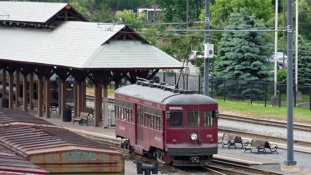 Einfahrt des Wagen #76 der Philadelphia Suburban Transportation Corporation in die Tram-Haltestelle Scranton, PA (4.6.09).