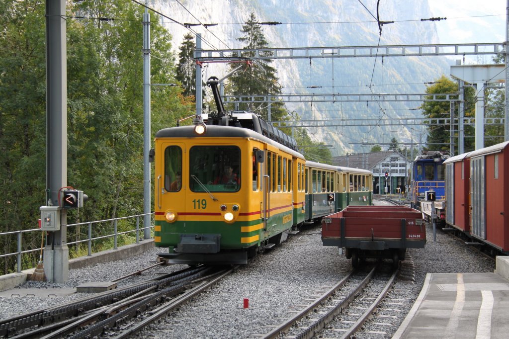 Einfahrt des Zuges 119 von der kleinen Scheidegg kommend,in Lauterbrunnen.03.10.12