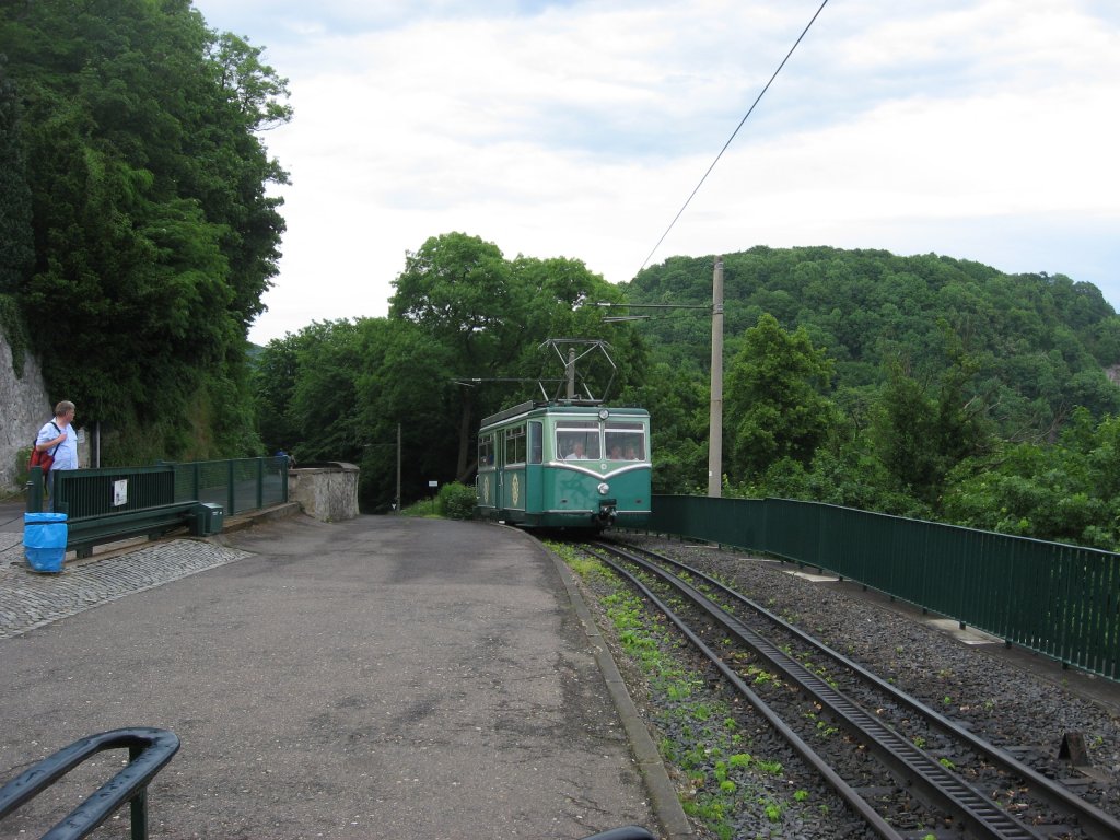 Einfahrt der Drachenfelsbahn am 06. Juni 2010 in die Bergstation.