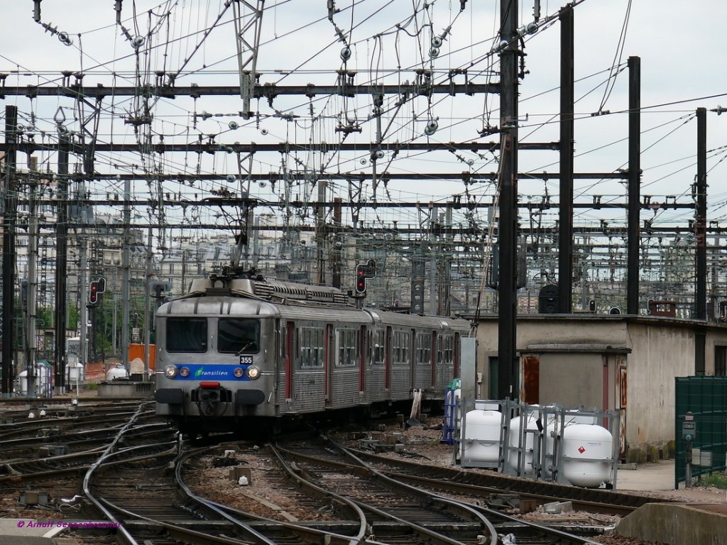 Einfahrt einer Dreifachtraktion aus SNCF-Z5355+Z5307+Z5329 in den Gare de Lyon. Diese betagten Inox-Triebzge der Reihe Z5300 fr 1500V Gleichspannung sind noch im Pariser Vorortverkehr zu finden, werden aber sukzessive durch neue Fahrzeuge ersetzt.
Paris Gare-de-Lyon 05.05.09
Bild vom Bahnsteig aus entstanden.