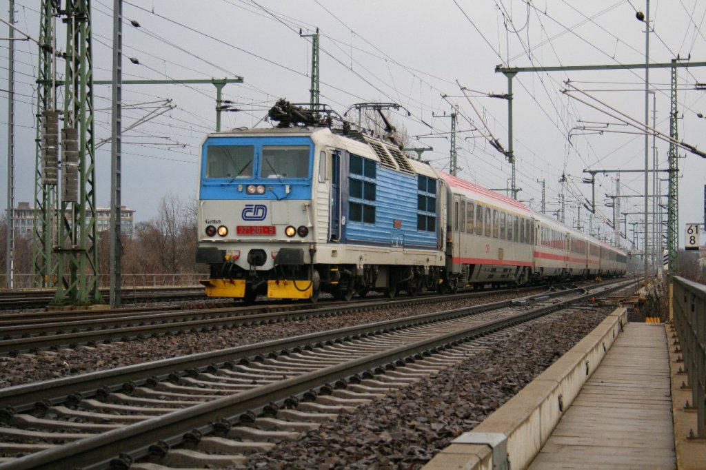 Einfahrt in Dresden Hbf hat die 371 201 am 14.03.2010