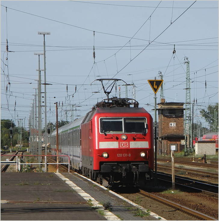 Einfahrt EC 246  Wavel  mit 120 131 im Bahnhof Cottbus, 25.09.2012