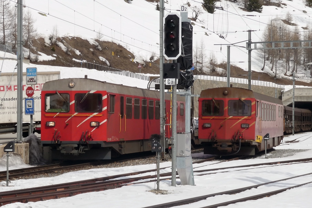 Einfahrt eines Autoverlad-Zuges aus Realp, Steuerwagen voraus, in Oberwald (17.3.2010)
