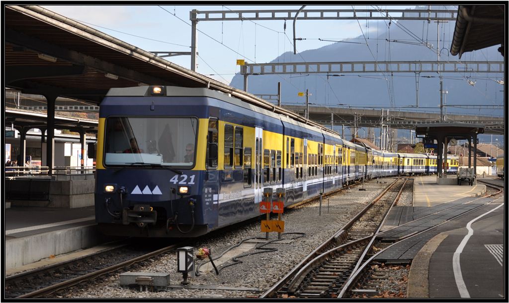 Einfahrt eines BOB Zuges in Interlaken Ost. Ein Teil kommt aus Grindelwald, ein Teil aus Lauterbrunnen und ab Zweiltschinen verkehren sie vereinigt. (13.11.2012)