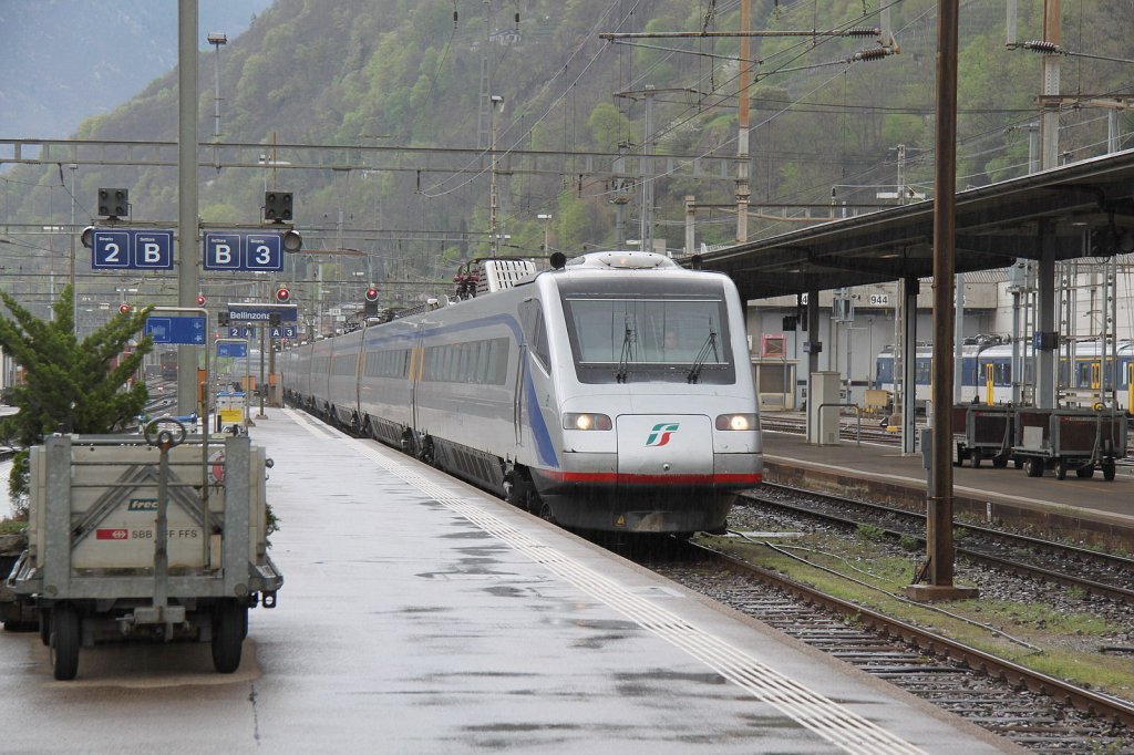 Einfahrt eines ETR 470 nach Milano in Bellinzona.07.03.12