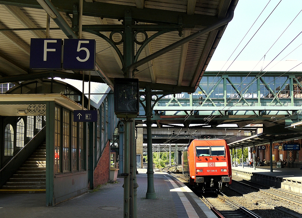 Einfahrt eines IC Richtung Sden in den historischen Bahnhof Hamburg-Harburg. 9.6.2013