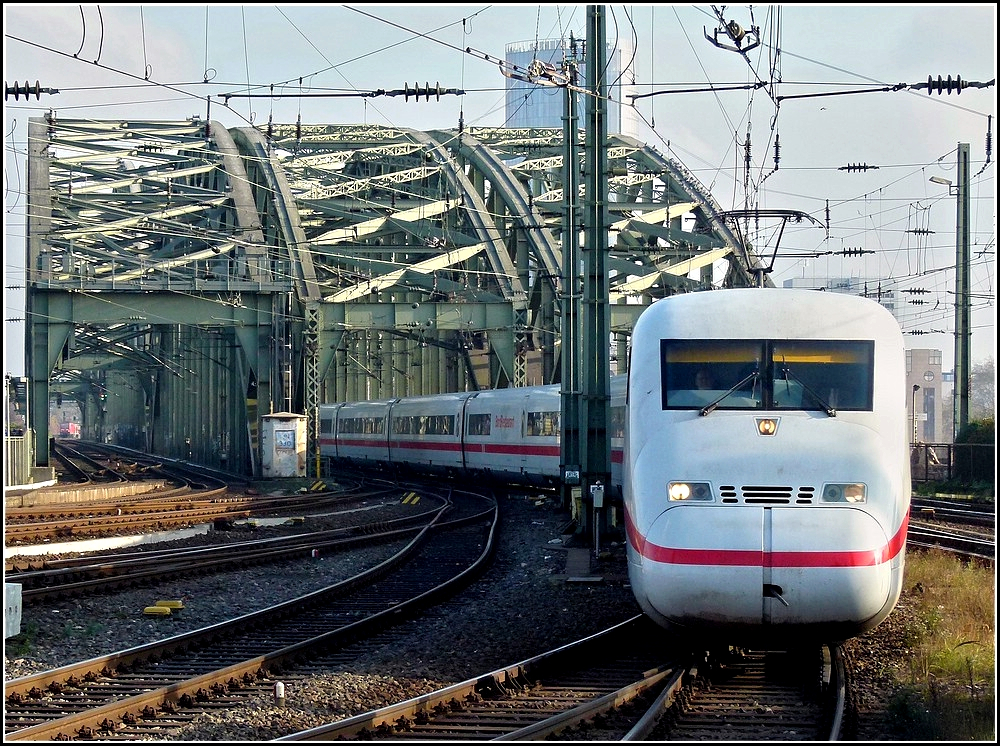Einfahrt eines ICE 2 am 20.11.2010 in den Hauptbahnhof von Kln. (Jeanny)