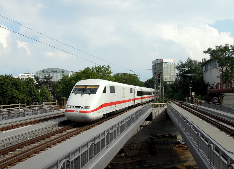 Einfahrt eines ICE in den Bahnhof Hamburg-Dammtor - ber die gerade neu erbaute Brcke, 4.8.2012