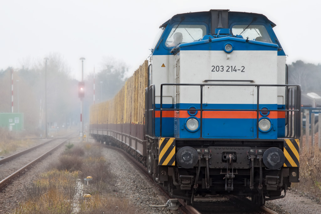 Einfahrt eines Leerzuges mit der Lok 203 214 -2 der Nordbayerischen Eisenbahn bei Frhnebel am 11.11.2010.