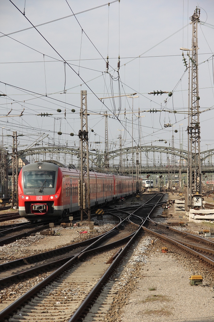 Einfahrt eines mehrteiligen 440 Regionalzuges in Mnchen Hbf. Zuvorderst: 440 031-3. Aufgenommen am 30.10.2011.