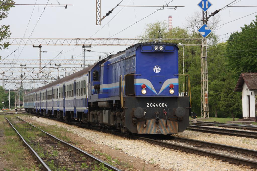 Einfahrt eines Nahverkehrszuges in den Hauptbahnhof Zagreb.
Es fhrt die diesel elektrische sechsachsige 2044 044 am 28.4.2008.
Wie auch hier zu beobachten, hatte ich in Kroatien immer wieder den
Eindruck, dass die Lokomotiven von ihren Personalen sehr gut
gepflegt werden. 