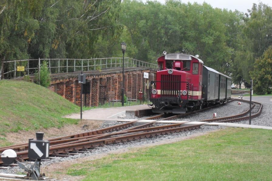 Einfahrt eines Personenzugs in Glossen. (29.09.2009)