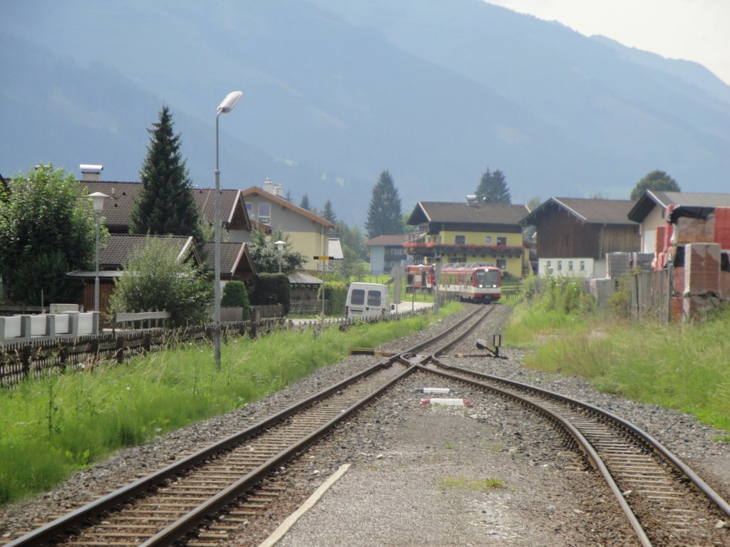 Einfahrt eines Regionalzuges in den Bahnhof Piesendorf