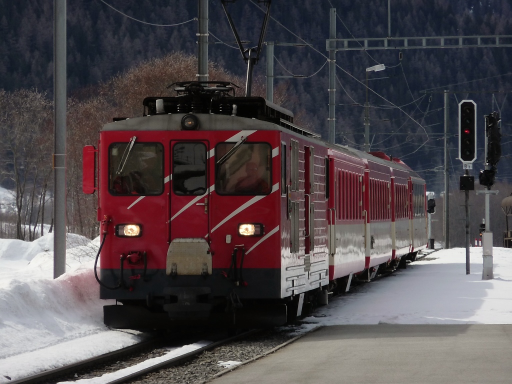 Einfahrt eines Regionalzuges mit Deh4/4 93 in Oberwald (17.3.2010)