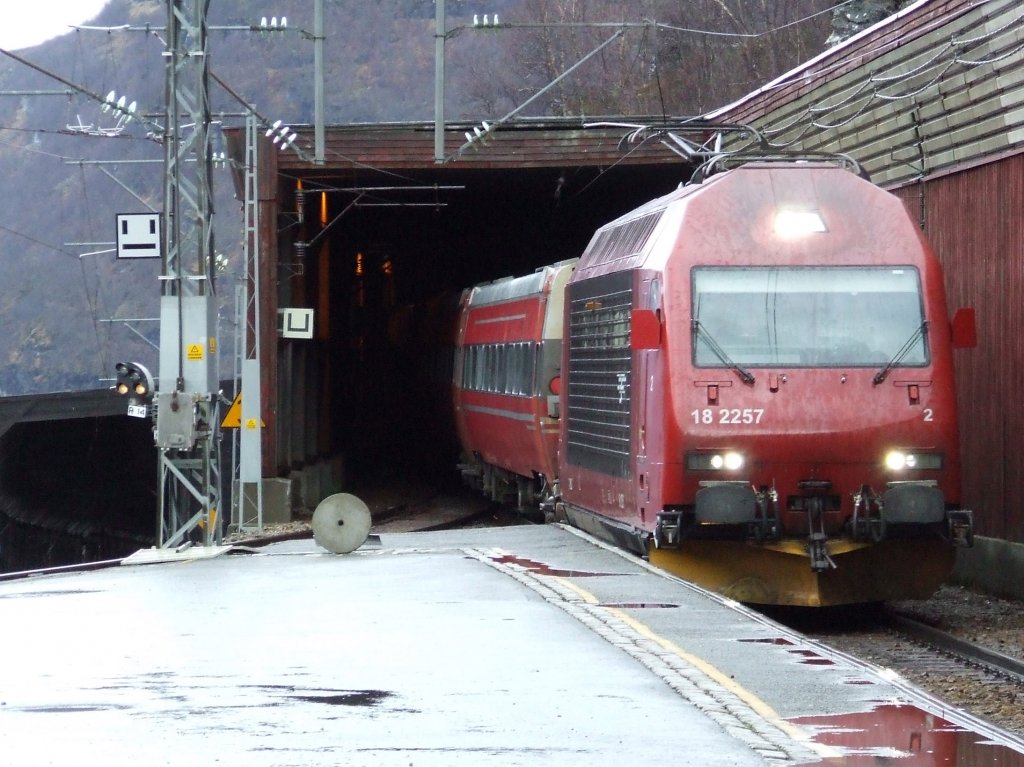 Einfahrt eines Regiontog aus Richtung Oslo, gezogen von einer El 18, am 30.10.2011 in Myrdal.